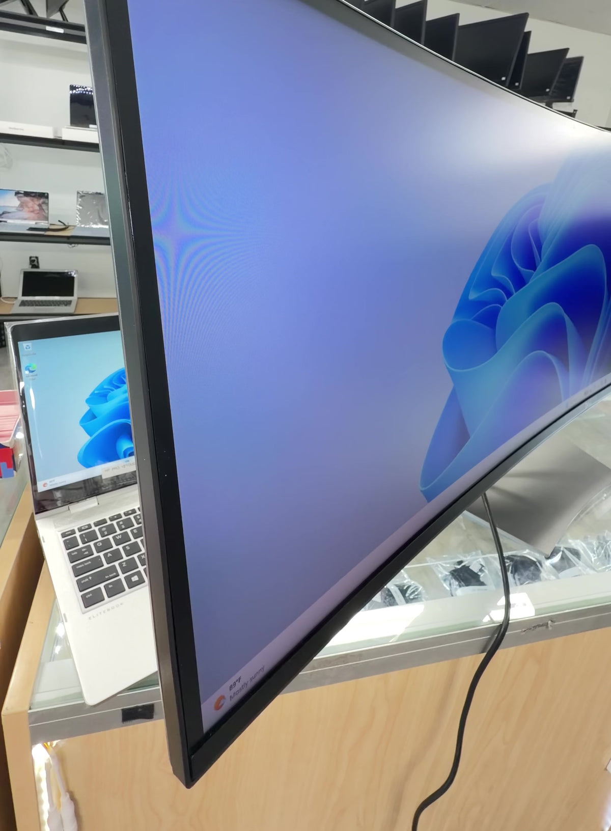 Dell Gaming Monitor 49” UltraSharp Curve.